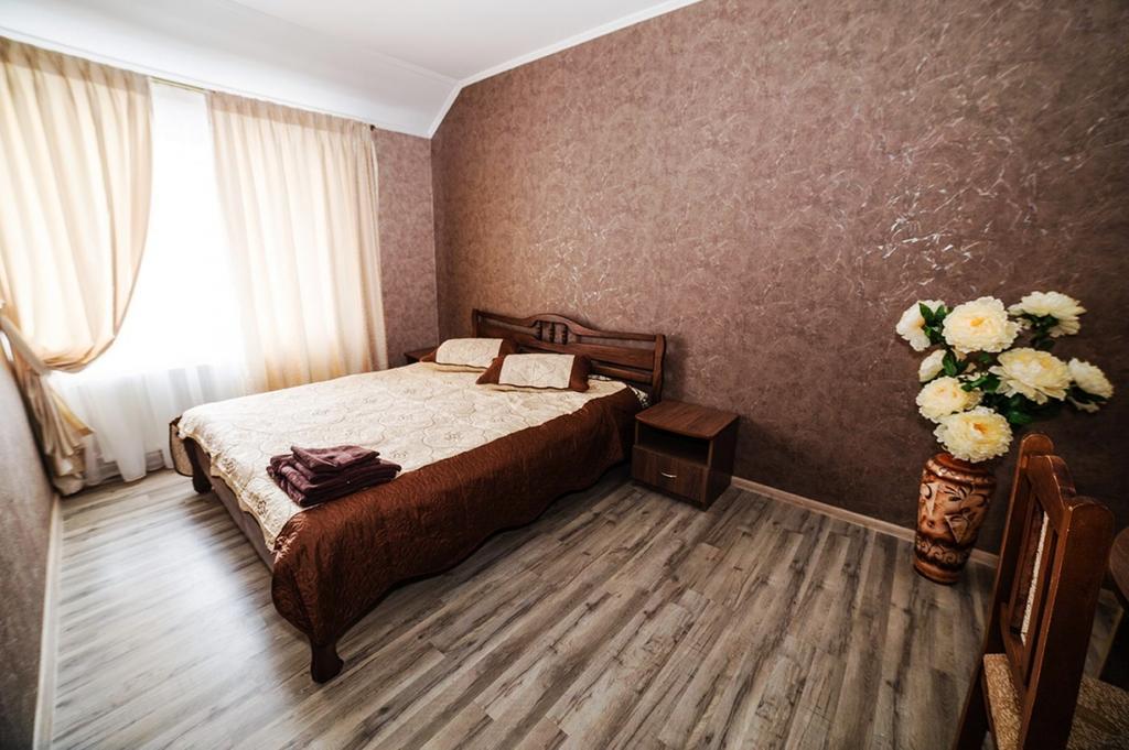 Corner House Hotel Lutsk Exterior photo