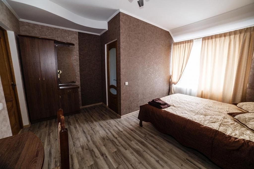 Corner House Hotel Lutsk Exterior photo