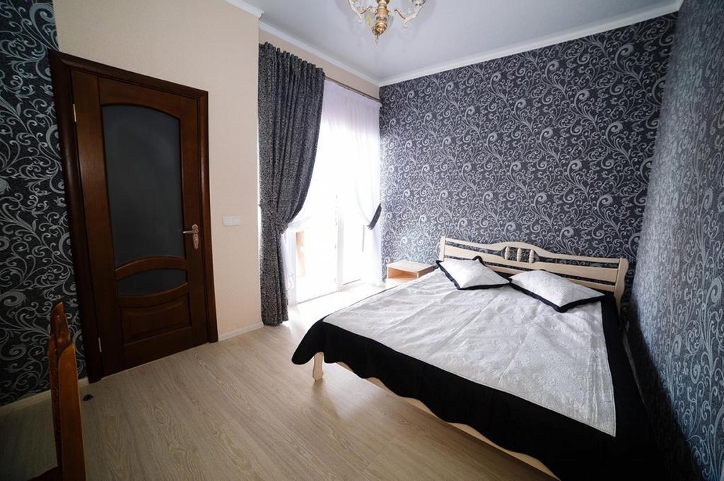 Corner House Hotel Lutsk Exterior photo